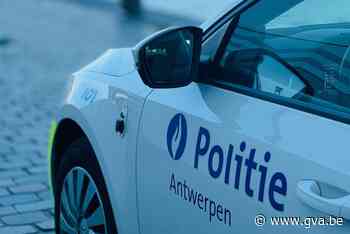 Wildplasser scheldt politie uit en moet roes uitslapen in de cel - Gazet van Antwerpen
