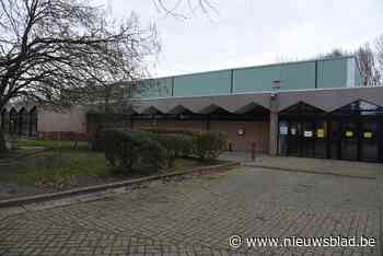 Inwoners van Dendermonde, Lebbeke en Berlare krijgen coronaprik in sporthal Appels - Het Nieuwsblad