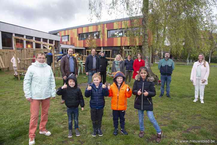 Regenboogschool en gemeente delen nieuw speelterrein