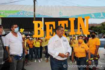 Alberto de los Santos Díaz convive con amigos y amigas en comunidades de Coyuca de Benítez - Notimundo