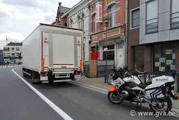 Politie laat vrachtwagens in centrum Willebroek rechtsomkeer... (Willebroek) - Gazet van Antwerpen