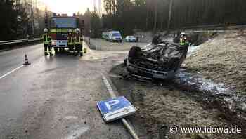 Spektakulärer Unfall bei Lam - Auto landet auf dem Dach - idowa