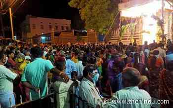 Coronavirus | Despite lockdown, huge crowd gathers outside temple - The Hindu
