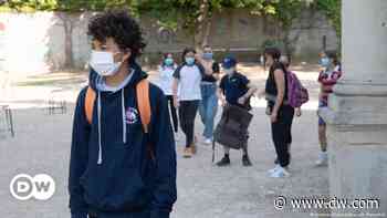 Risks and benefits of vaccinating children against COVID - DW (English)