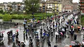 Il Giro d'Italia sfreccia a Parma sotto la pioggia: le foto - La Repubblica