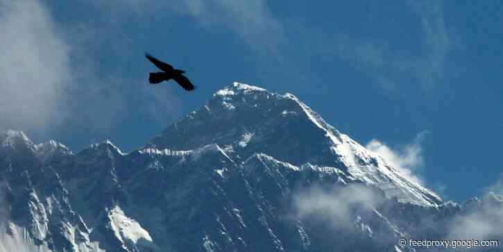 2 climbers, an American and a Swiss, have died on Everest after suffering snow blindness and exhaustion