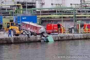 Tractor belandt in kanaal in Ruisbroek: scheepvaartverkeer stilgelegd