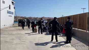 Lampedusa, la partenza di 250 minori non accompagnati, destinazione Taranto - Video - La Stampa