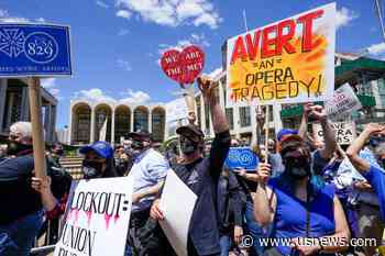Locked Out Stagehands Protest Outside Metropolitan Opera