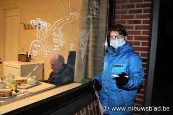 Raamtekenaars verfraaien ramen Hof ter Veldeken - Het Nieuwsblad
