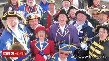 Covid: Town crier champion retains title in silent contest