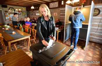 Inwoners van gehucht Castelré brengen stem uit in café In Holland - nieuwsblad.be