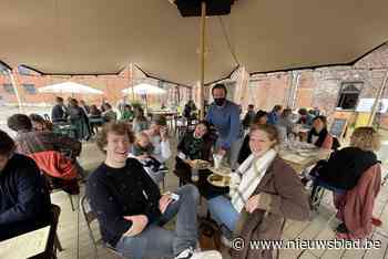 Zomerterras van De Mol-finalist Sven (41) aan Tragel doet het goed: “Al paar honderd vragen over programma beantwoord” - Het Nieuwsblad