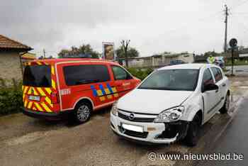 Botsing nadat bestuurder drukke weg wil oversteken