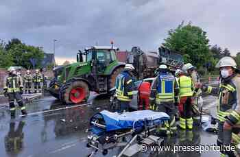 FW Bocholt: Verkehrsunfall - Traktor gegen PKW