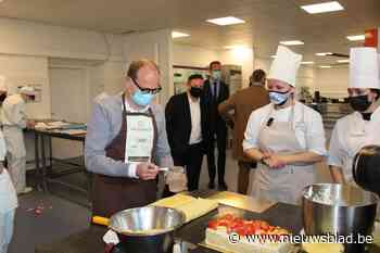 Minister Weyts luistert naar leerlingen en springt bij in de bakkerij: “Spijtig dat we maar halftijds terug na - Het Nieuwsblad