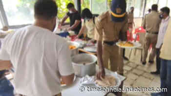 Mika Singh celebrates Eid by serving food to Mumbai Police amid COVID-19 pandemic