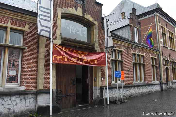 Regenboogvlag hangt uit tijdens Internationale Dag tegen Holebifobie en Transfobie