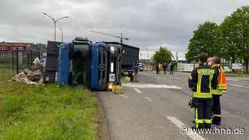 Mülllaster kippt in Kurve in Bebra um - Fahrer verletzt, Heißgetränke für die Retter - HNA.de