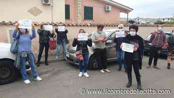 Ardea: Cittadini stanchi delle buche, vanno a manifestare sotto casa del Sindaco - Il Corriere della Città