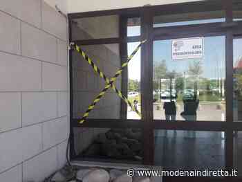 Massi contro la vetrata della questura di Modena, l'uomo è finito in manette - modenaindiretta.it