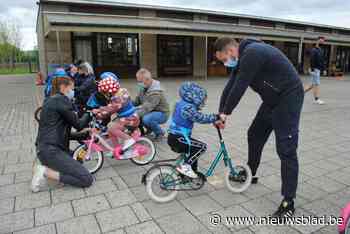 Leren fietsen onder dreigende wolken
