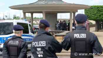 Polizei setzt Verbot von Querdenken-Demo in Dresden durch - MDR