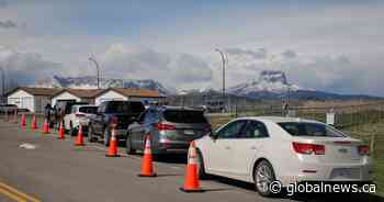 Albertans line up at U.S. border for COVID-19 vaccinations: ‘It feels great’