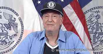 New York's Bill de Blasio Mocked for Strange Press Conference Attire