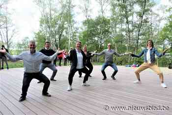 Bij opening van eerste Zensportplatform gaan ook minister en schepenen vlot door de knieën: “Dit brengt rust en evenwicht” - Het Nieuwsblad