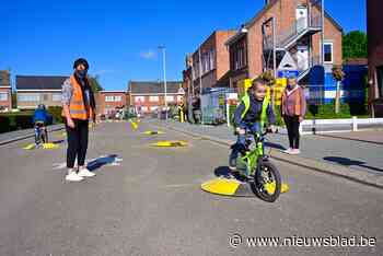 Leerlingen testen verkeersparcours waar Boeing 737 op kan la... (Ranst) - Het Nieuwsblad