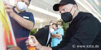 Künstler Thomas Baumgärtel sprüht Impfbananen im Kreiskrankenhaus Mechernich - Kölner Stadt-Anzeiger