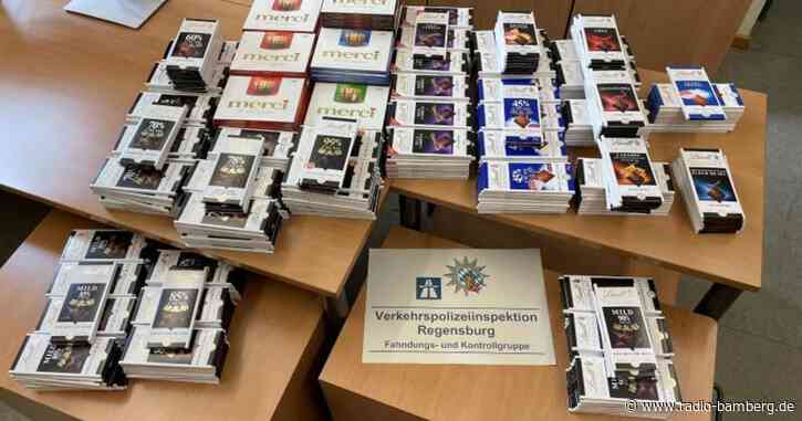 Polizei verschenkt Schokolade an Hilfsbedürftige