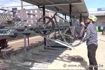 Duurzame Heistenaars leggen uit hoe nieuwe fietsenstallingen aan station werken