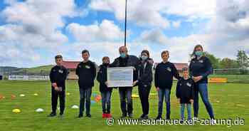 Geld aus Spendenlauf in Neunkirchen/Nahe übergeben - Saarbrücker Zeitung