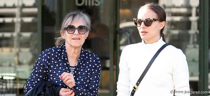 Natalie Portman Grabs Lunch with Her Mom in Bondi Beach