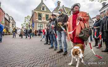Zo vormden de vrienden van Schaaf een menselijk lint van Zalen Schaaf naar het stadhuis. Petitie voor behoud is 4400 keer ondertekend - Leeuwarder Courant