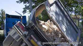 Modena. Il rimorchio “impazzisce” ribaltandosi con i massi - La Gazzetta di Modena