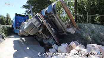 Modena, camion si ribalta in strada Curtatona - Gazzetta di Modena