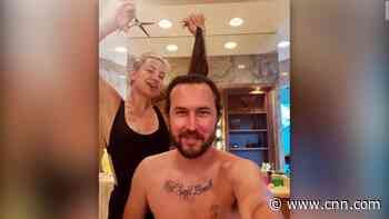 Kate Hudson snips off boyfriend's ponytail