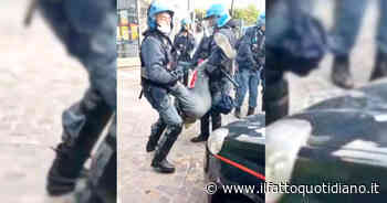 Pioltello, la polizia sgombera picchetto di lavoratori davanti all'Esselunga: “15 licenziamenti… - Il Fatto Quotidiano