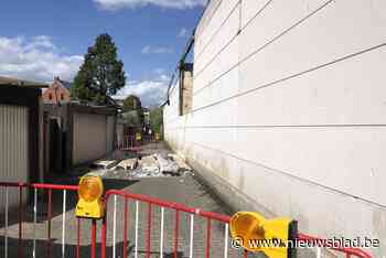 Muur uitgebrand gebouw weggeblazen
