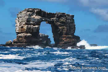Darwin's Arch in Galapagos loses its top due to erosion