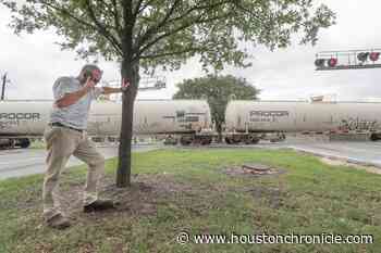 Stopped trains take toll on East End traffic, drawing ire of Houston residents and leaders - Houston Chronicle