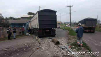Caminhão desgovernado arranca poste e bate em muro de casa em Imbituba - Sul. Agora