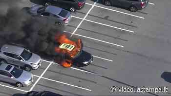Guidatore avvolto dalle fiamme in auto mentre è fermo nel parcheggio del centro commerciale, il motivo è sconvolgente - Video - La Stampa