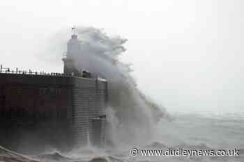 In Pictures: Weekend washout begins with high winds - Dudley News