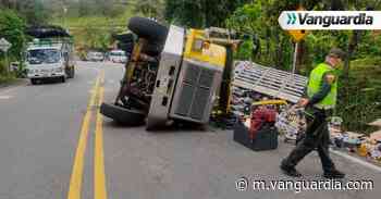 Camión cargado con gaseosa se volcó en la vía San Gil – Bucaramanga - Vanguardia