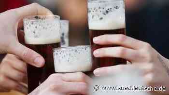 Längste Theke der Welt geöffnet: Viel Zulauf in Altstadt - Süddeutsche Zeitung