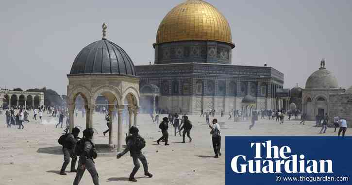 Palestinians and Israeli police clash at Jerusalem's al-Aqsa mosque hours after Gaza truce – video